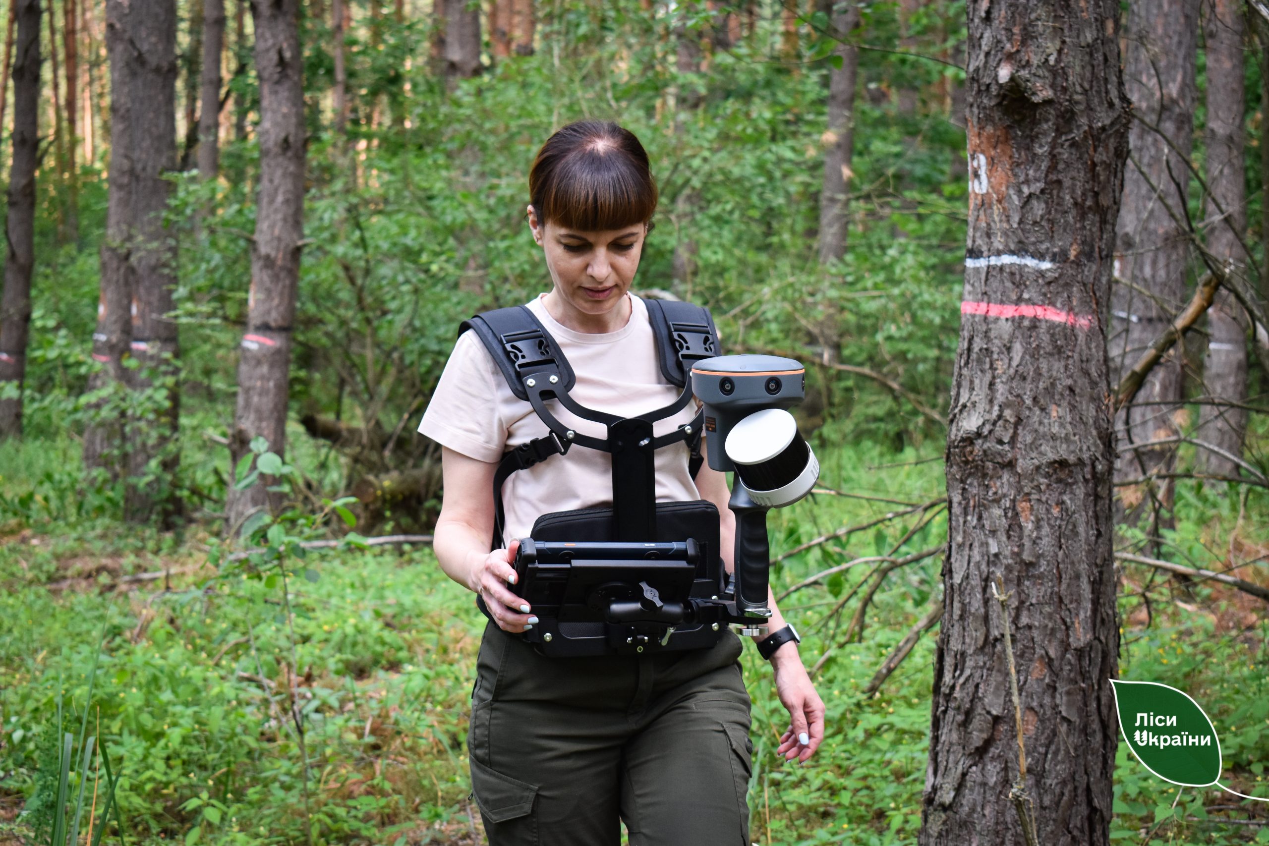 At the Boyarka Forest Research Station, staff from the Development and IT Department of SFE “Forests of Ukraine” conducted training on the use of a mobile LiDAR laser scanner