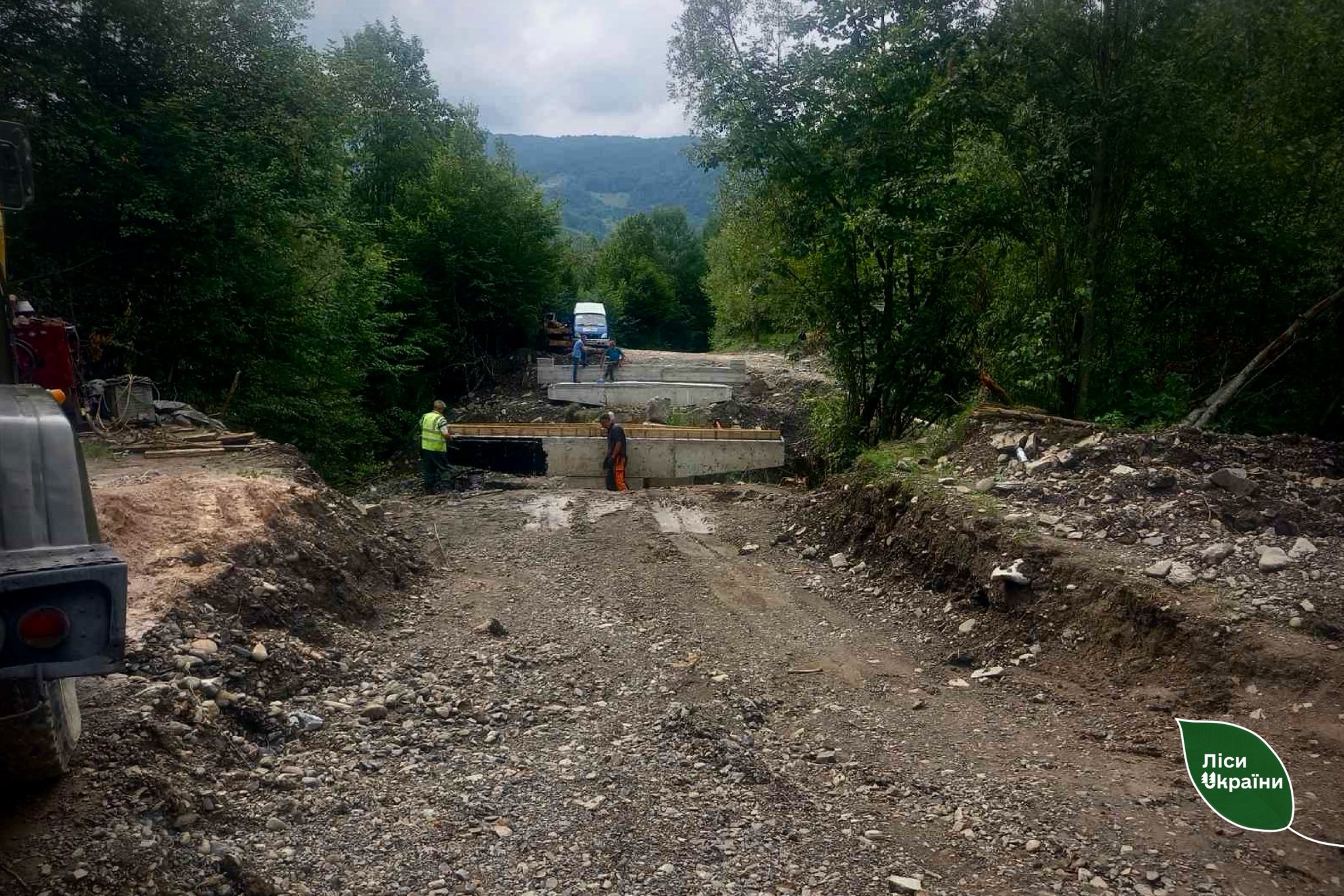 SFE “Forests of Ukraine” is restoring a bridge over a mountain river in Zakarpattia!