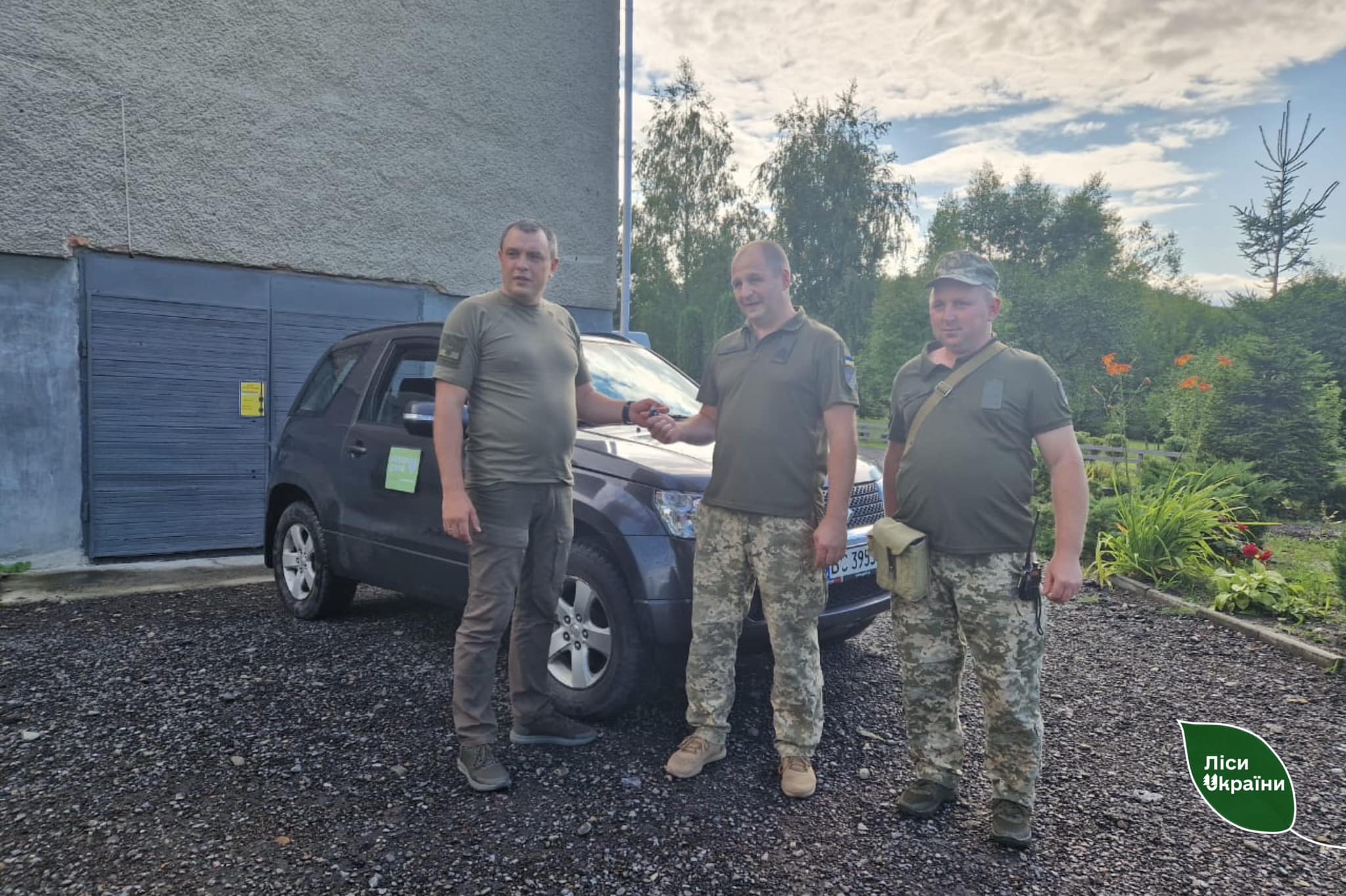 З теплом до армії від лісівників України: Карпатський лісовий офіс передав для ЗСУ автопідкріплення