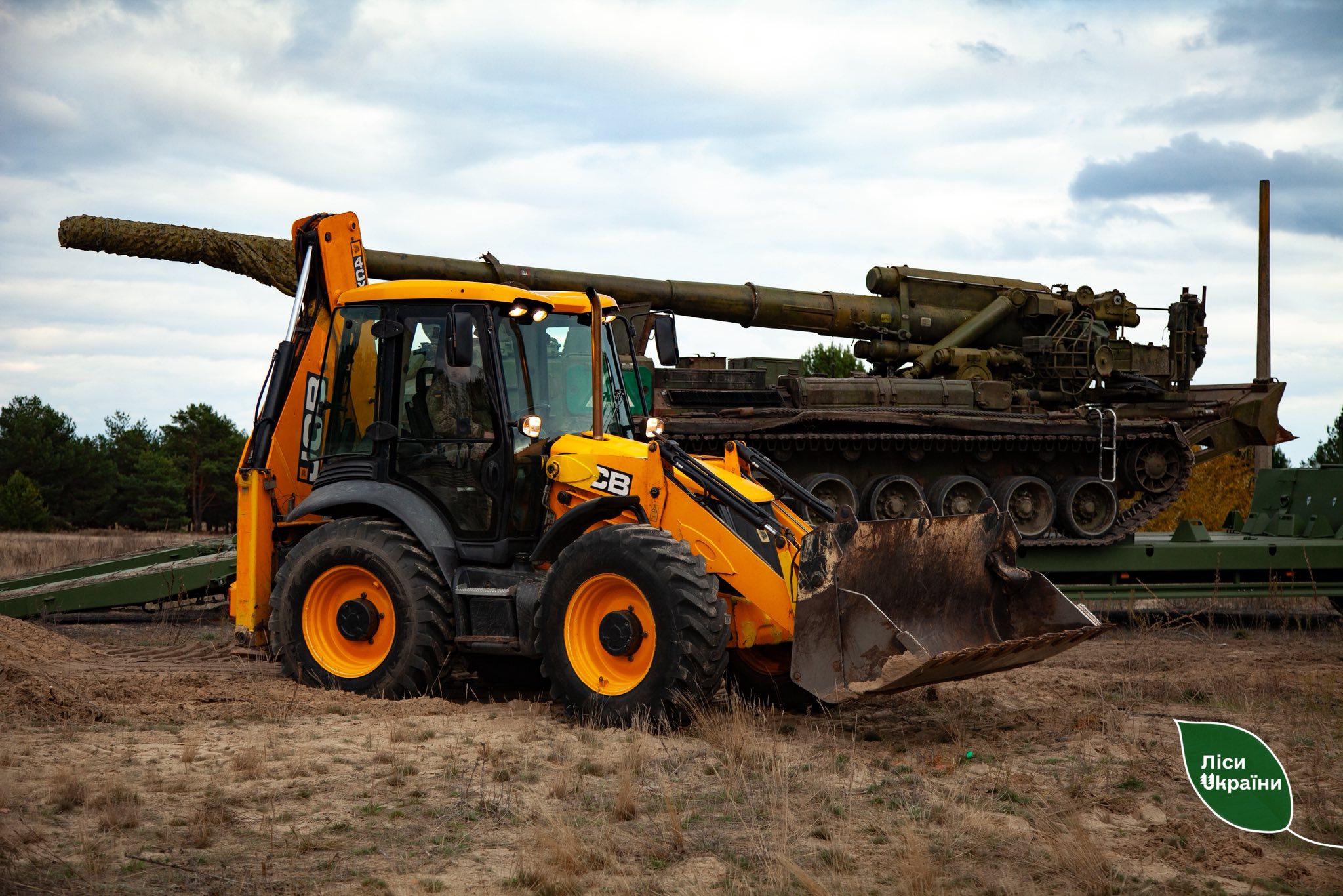 Excavators for dugouts and trailers for transporting self-propelled guns: how SFE “Forests of Ukraine” supports the 43rd Separate Artillery Brigade?