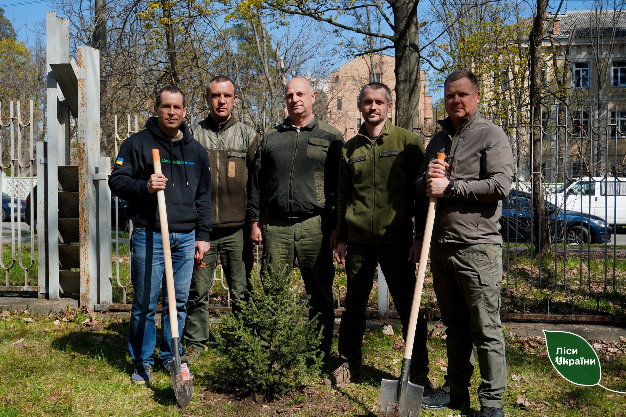 На заклик Національного наукового центру радіаційної медицини НАМНУ лісівники Столичної філії висадили понад півсотню дерев на території закладу