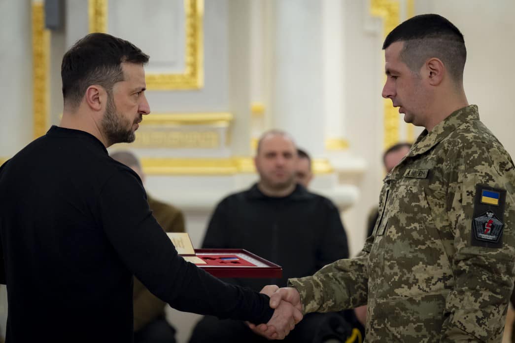 “Президент України Володимир Зеленський вперше вручив «Золоту Зірку» Героя України воїну-лісівнику!”, – генеральний директор Юрій Болоховець.